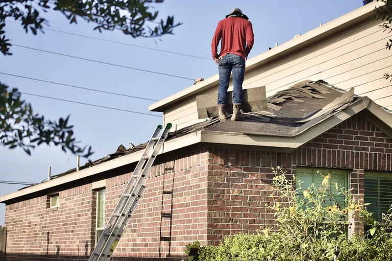 Professional roofer working on a residential roof in Anlo